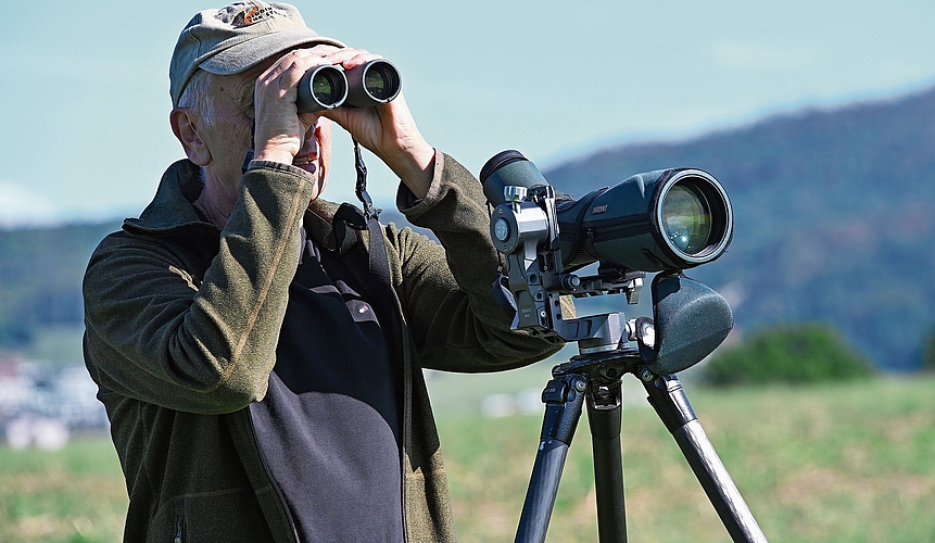 Mit geschultem Auge beobachtet Beat Rüegger den Vogelzug in Rothrist.Bild: Manuel Arnold Mit geschultem Auge beobachtet Beat Rüegger den Vogelzug in Rothrist.Bild: Manuel Arnold