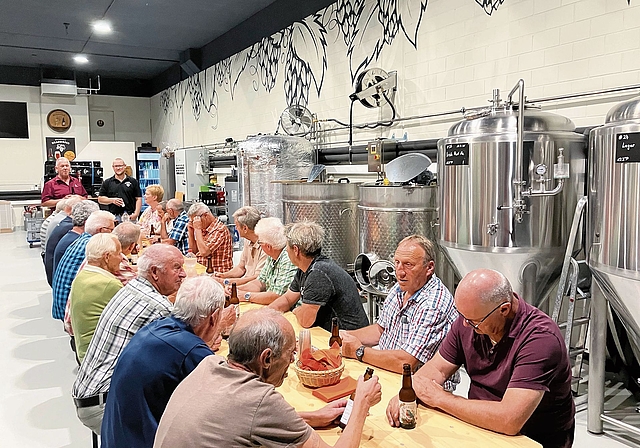 Die Biertaufe mit dem Männerchor in der Brauerei Brauhofer.Bild: Hanna kunz
