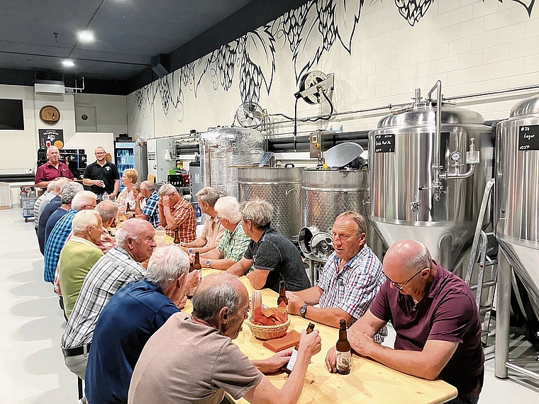 Die Biertaufe mit dem Männerchor in der Brauerei Brauhofer.Bild: Hanna kunz