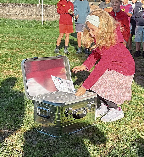 Die Kinder legten ihre selbstgemalten Bilder in die Zeitkapsel.