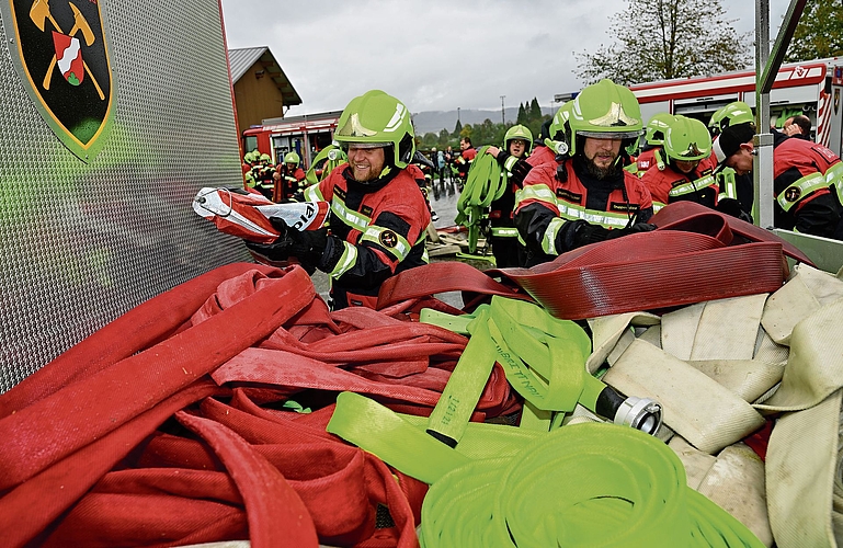 Die Feuerwehrschläuche wurden aus zwei Hydranten mit Wasser versorgt.
