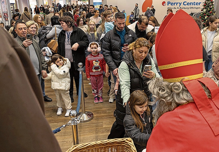 Zahlreiche Menschen wollten zum Samichlaus. Zahlreiche Menschen wollten zum Samichlaus.