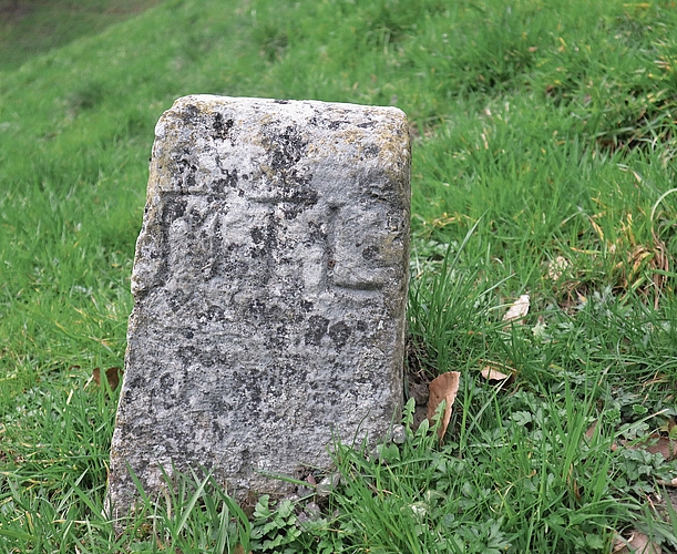 Grenzstein mit der Inschrift MTL für Mühlethal, auf der Rückseite OFT für Oftringen. Grenzstein mit der Inschrift MTL für Mühlethal, auf der Rückseite OFT für Oftringen.