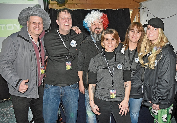 Die Organisatoren der Fasnacht im FC-Hüsli feiern deren Wiedergeburt: Bruno Metzger, Christian Frey, Daniel Pasinelli, Vanja Plüss, Jolanda Pasinelli und Mirijam Wilhelmstätter (v. l.) Die Organisatoren der Fasnacht im FC-Hüsli feiern deren Wiedergeburt: Bruno Metzger, Christian Frey, Daniel Pasinelli, Vanja Plüss, Jolanda Pasinelli und Mirijam Wilhelmstätter (v. l.)