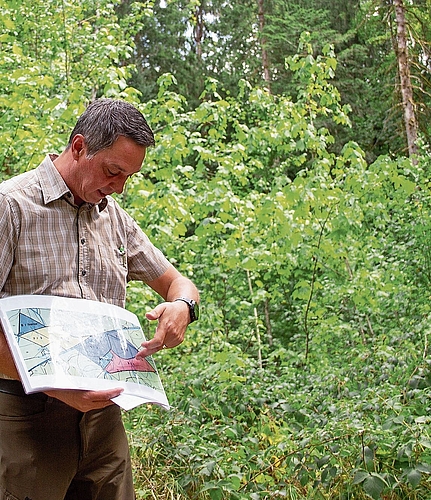 Förster Beat Steffen erläuterte die geplante Strategie, um das Wasser im Wald behalten zu können. Förster Beat Steffen erläuterte die geplante Strategie, um das Wasser im Wald behalten zu können.