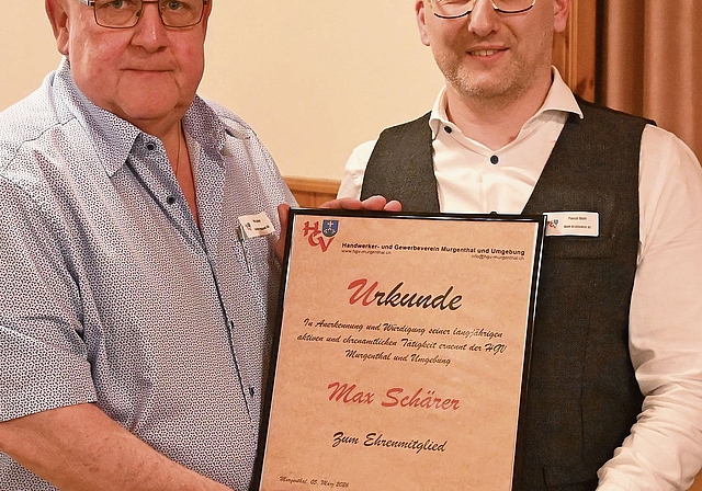 Pascal Blum überreichte Max Schärer (links) die Ehrenmitglied-Urkunde. Bilder: Thomas Fürst
