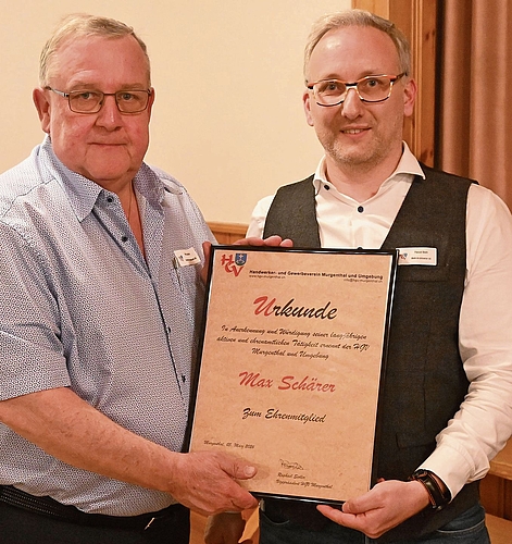 Pascal Blum überreichte Max Schärer (links) die Ehrenmitglied-Urkunde. Bilder: Thomas Fürst
