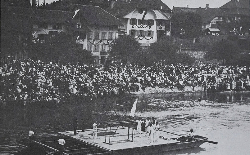 Turnervorführung auf der Aare am Eidgenössischen Wettfahren 1921 in Aarburg. Bilder: zvg