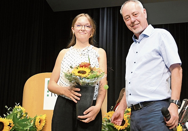 Gemeinderat Philipp Steffen überreichte Julia Spielmann ein Präsent.Bilder: thomas Fürst