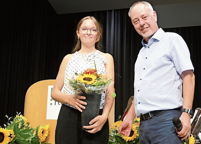 Gemeinderat Philipp Steffen überreichte Julia Spielmann ein Präsent.Bilder: thomas Fürst Gemeinderat Philipp Steffen überreichte Julia Spielmann ein Präsent.Bilder: thomas Fürst
