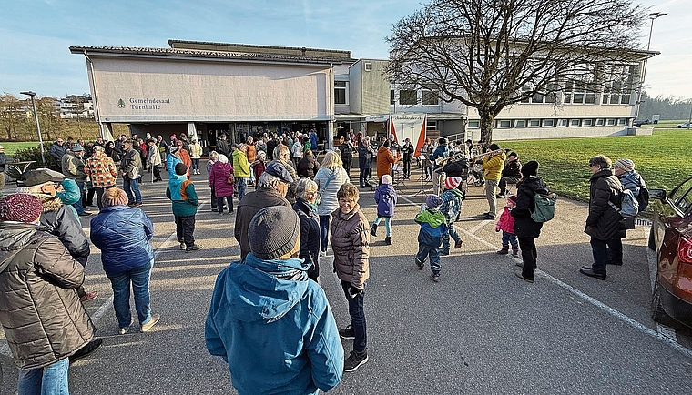 Ein Stelldichein der Vordemwalderinnen und Vordemwalder zum Neujahr beim Gemeindesaal.Bild: zvg