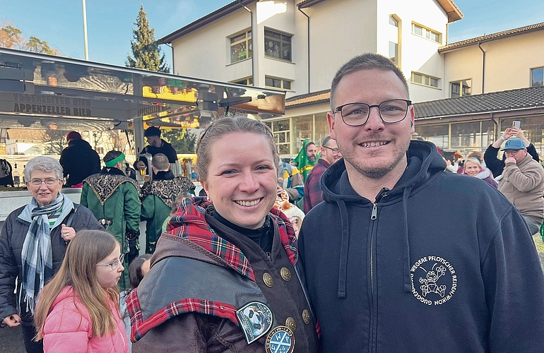 Präsidentin Lara Birrer und OK-Chef Dario Müller organisierten mit der Guggenmusik Wegere Pflotscher Reiden/Wikon «die «Dorffasnacht».Bilder: Kaspar Flückiger