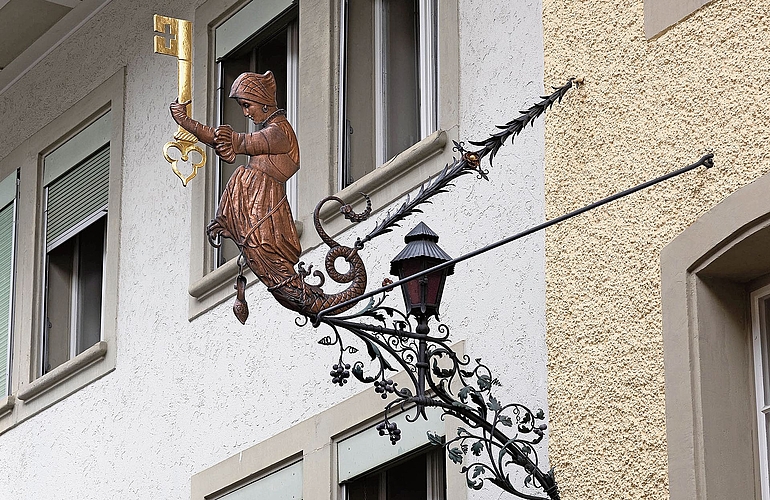 Wenig überraschend: Unter der Dame befindet sich der Schlüsselpub.