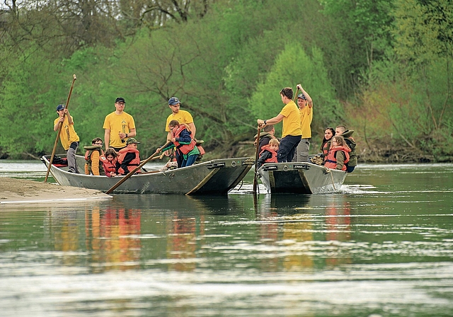 Unter fachkundiger Anleitung geht es auf die Aare.Bild: zvg
