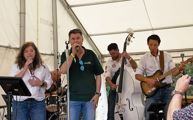 Die Martensband beim Performen des Songs «Chraft im Wald». Die Martensband beim Performen des Songs «Chraft im Wald».