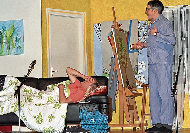 Der auf dem Sofa schlafende Schlagerstar Harry (Bruno Bertschi) wird unaufhörlich vom sicherheitsbedürftigen Finanzbeamten Hans (Reto Aeberhard) gestört.Bilder: Alfred Weigel