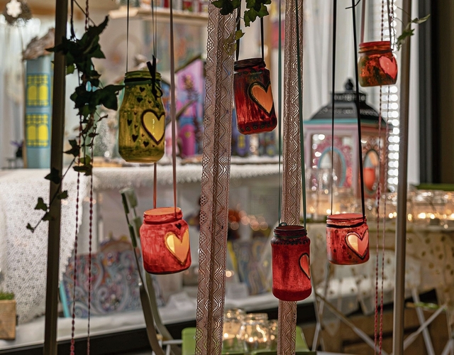 Die handbemalten Lichter scheinen zu schweben.