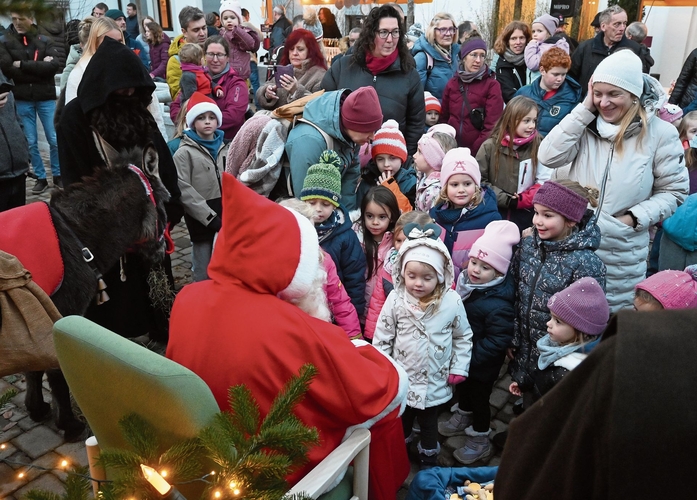 Samichlaus, Schmutzli und Eseli wurden von unzähligen Kindern in Beschlag genommen. Samichlaus, Schmutzli und Eseli wurden von unzähligen Kindern in Beschlag genommen.