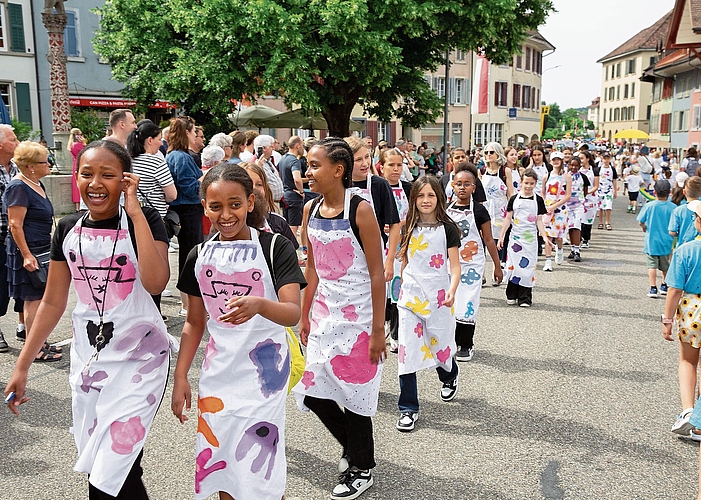 Die Kinder setzten das Motto «Faarbig Aarbig» schön um. Die Kinder setzten das Motto «Faarbig Aarbig» schön um.