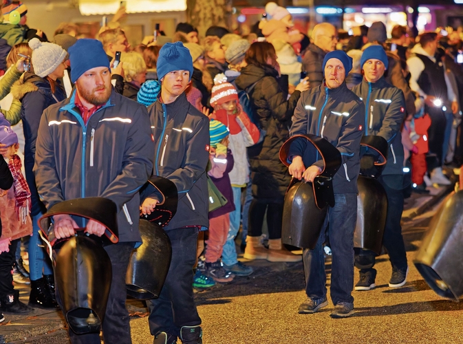 Der Chlauseneinzug, angekündigt durch die weithin hörbaren Trychler.