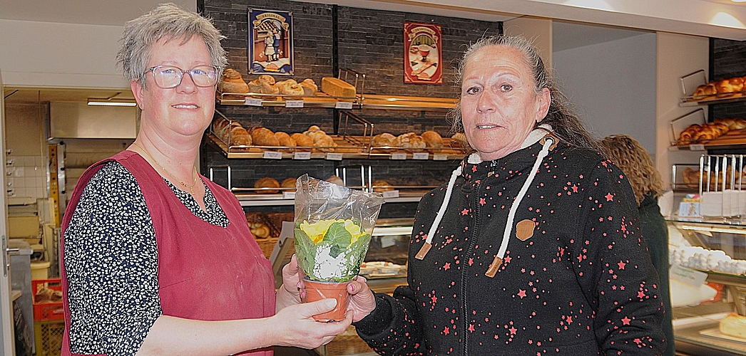 Wird die Fensterbank zieren: Judith Husi (rechts) weiss schon, welchen Platz ihr Stöckchen erhalten wird, das sie von Bäckerei-Mitarbeiterin Patricia Zimmermann bekommen hat.