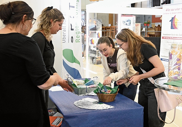 Am Stand der Spitex Region Zofingen gab es neben fachkundiger Beratung auch einen Schätzwettbewerb.Bild: thomas Fürst