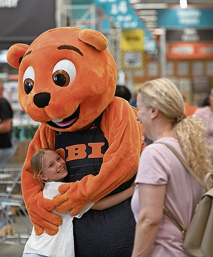 In den Armen des OBI-Bibers entstanden zahlreiche Erinnerungsfotos.