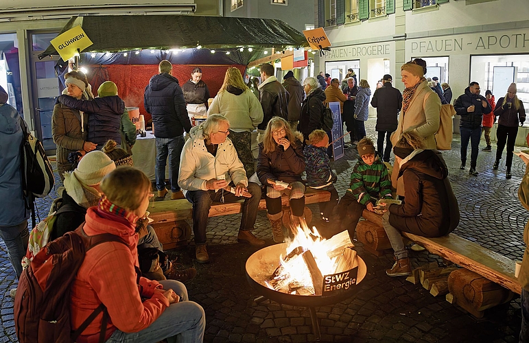 Viel Betrieb und gute Stimmung am offenen Feuer. Viel Betrieb und gute Stimmung am offenen Feuer.