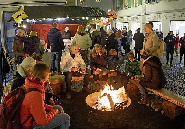 Viel Betrieb und gute Stimmung am offenen Feuer.