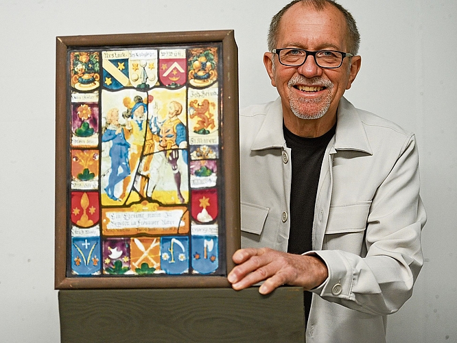 Nicolas Russi präsentiert eine Requisite des Stücks: eine Kopie einer der Glasmalereien aus der Entstehungszeit des Wirtshauses.Bild: Manuel Arnold