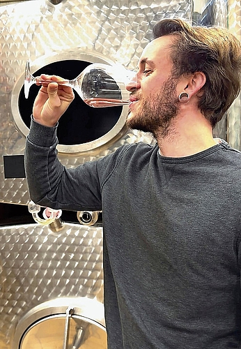 Im Weinkeller auf Spurensuche: Gilles Jacquemai degustiert einen seiner ersten eigenen Weine und feilt an seinem Stil. Im Weinkeller auf Spurensuche: Gilles Jacquemai degustiert einen seiner ersten eigenen Weine und feilt an seinem Stil.