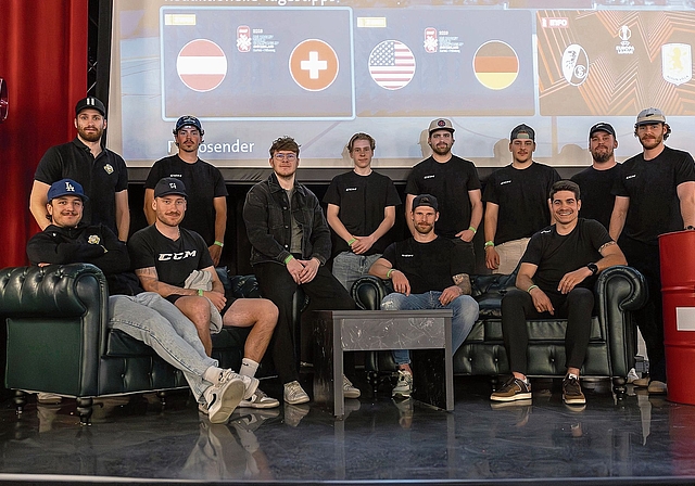 Ein Dutzend Spieler des EHC Olten verfolgten das Spiel (v,l,): Fadri Riatsch, Simon Sterchi, Dominic Weder, Devin Stehli, Gianluca Burger, Philemon Baumann, Patrick Obrist, Gian Janett, David Brodecky, Silvan Wyss, Material-Manager Alex Vanhala und J