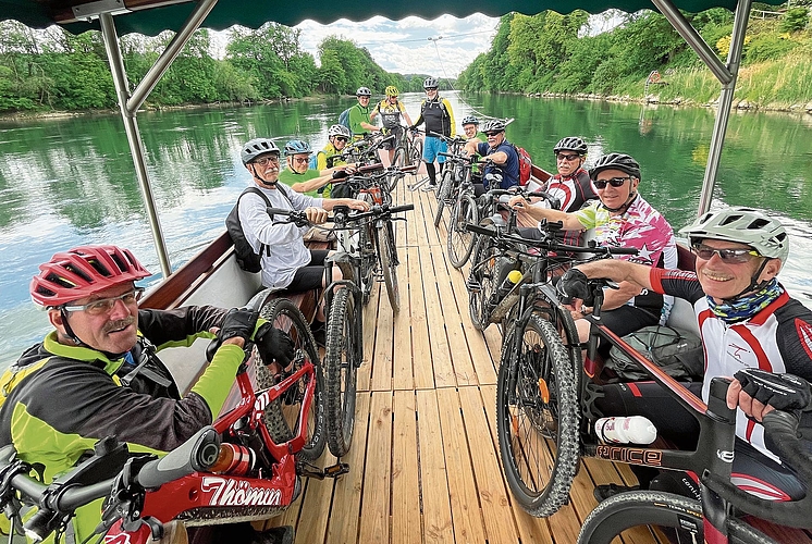 Die Bikegruppe auf der Fähre Wolfwil. Die Bikegruppe auf der Fähre Wolfwil.