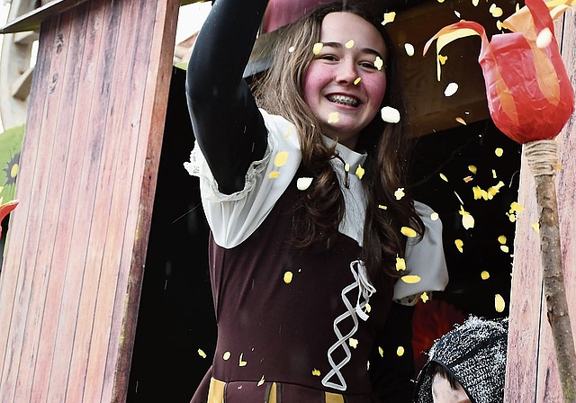 Eine freundliche Hofdame verteilte Süssigkeiten und Konfetti.Bilder: Janine Müller