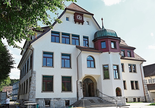 Das Schulhaus  «Dörfli 1» hat viel von seinem ursprünglichen Charakter bewahrt.Bilder: Manuel Arnold