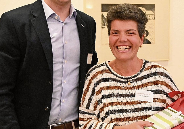 Matthias Frei verabschiedete Urania Balatoni mit einem Geschenk aus dem Vorstand.