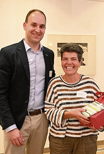Matthias Frei verabschiedete Urania Balatoni mit einem Geschenk aus dem Vorstand.