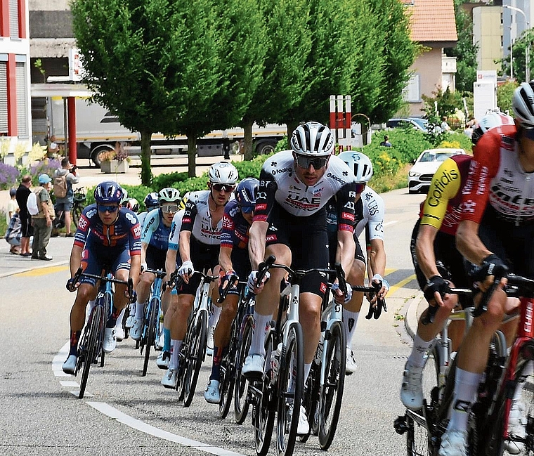 Die Tour de Suisse fuhr 2025 unter anderem über die Henzmannstrasse in Zofingen.Bild: Janine Müller