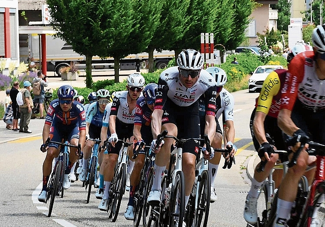 Die Tour de Suisse fuhr 2025 unter anderem über die Henzmannstrasse in Zofingen.Bild: Janine Müller