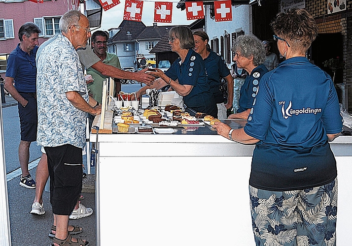Die Frauenriege verkauft selbstgebackene Kuchen. Die Frauenriege verkauft selbstgebackene Kuchen.