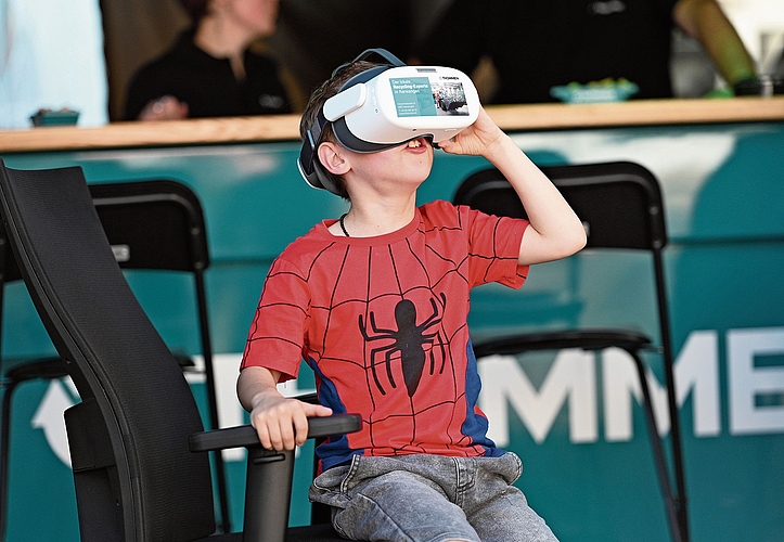 Am Stand von Thommen, dem lokalen Recycling-Experten in Aarwangen, durften Besucher mit VR-Brillen in virtuelle Welten eintauchen.Bild: Manuel Arnold