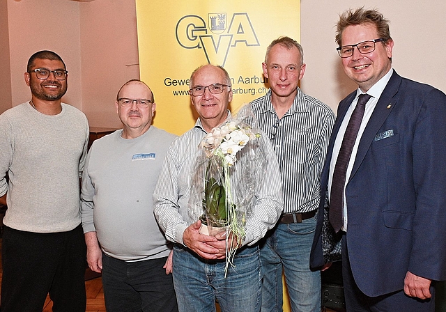 Der neue Vorstand des Gewerbevereins Aarburg mit seinem ehemaligen Präsidenten (von links): Sury Hilfiker, Daniel Mahler, Ehrenmitglied Paul Jenny, Martin Hofstetter, Arne Jaksch. Es fehlt: Präsident Bruno Lustenberger.Bilder: zvg