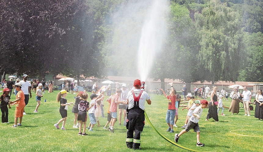 Die Feuerwehr sorgte auf dem Badiplatz für Abkühlung. Die Feuerwehr sorgte auf dem Badiplatz für Abkühlung.