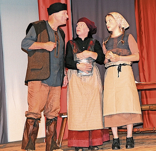 Finden die fahrende Händlerin (Karin Longobardi) und ihre Tochter (Alessia Schlatter, rechts) im Wirt (Willy Gloor) einen Abnehmer? Finden die fahrende Händlerin (Karin Longobardi) und ihre Tochter (Alessia Schlatter, rechts) im Wirt (Willy Gloor) einen Abnehmer?