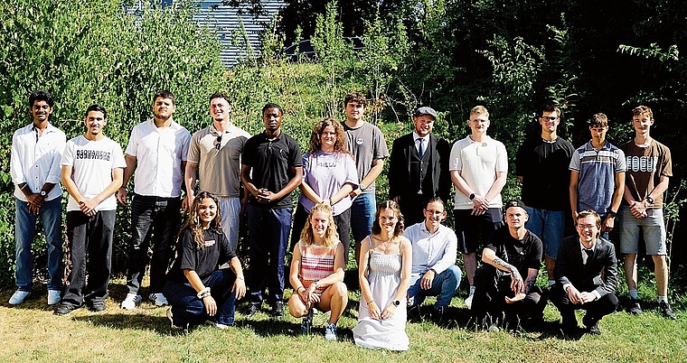 Die Lernenden der Stiftung azb Strengelbach schlossen ihre Ausbildungen mit exzellenten Ergebnissen ab.bild: zvg