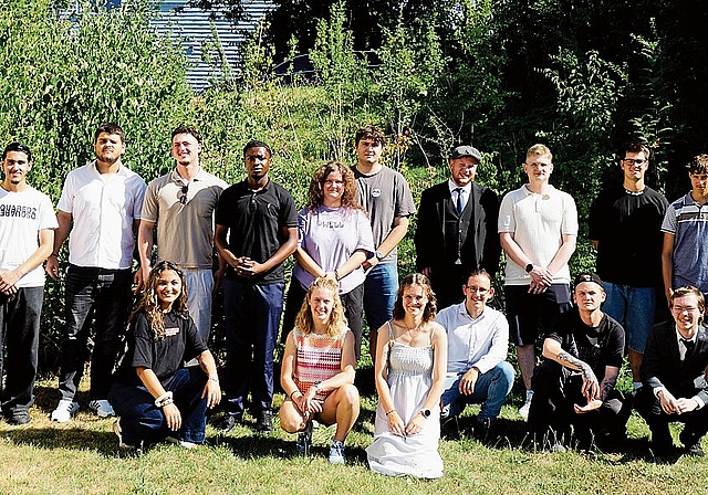 Die Lernenden der Stiftung azb Strengelbach schlossen ihre Ausbildungen mit exzellenten Ergebnissen ab.bild: zvg