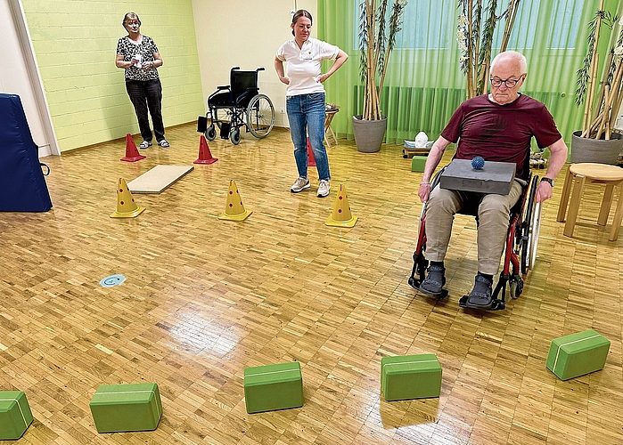 Einfach einmal ausprobieren, den Parcours mit Rollstuhl und Rollator.Bilder: Jil Lüscher