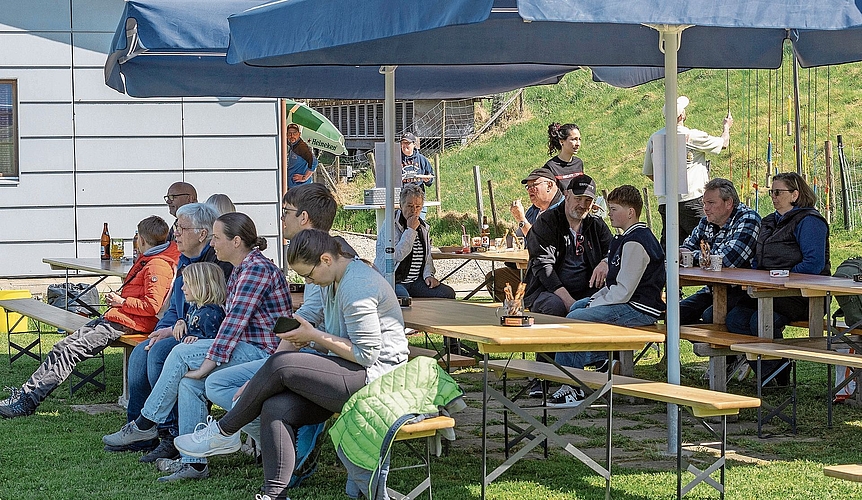 Die Festwirtschaft füllte sich stetig.