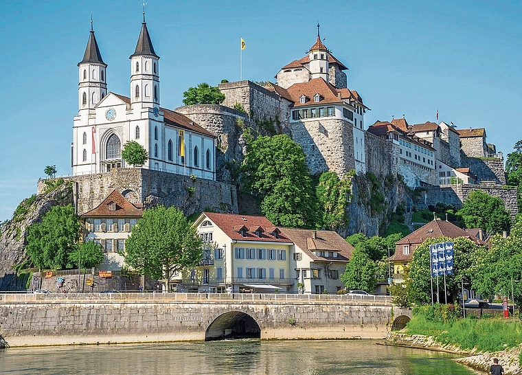 Die Stadt Aarburg mit den Fahnen von «Swiss Historic Towns».Swiss Historic Towns