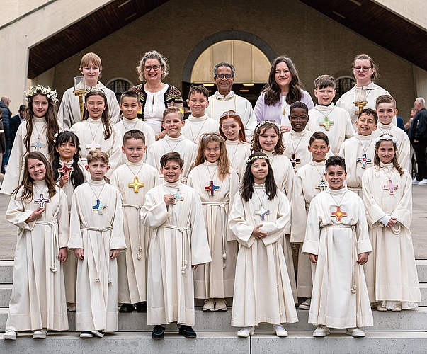 Die Kinder aus Oftringen und Safenwil vor der Kirche in Zofingen.